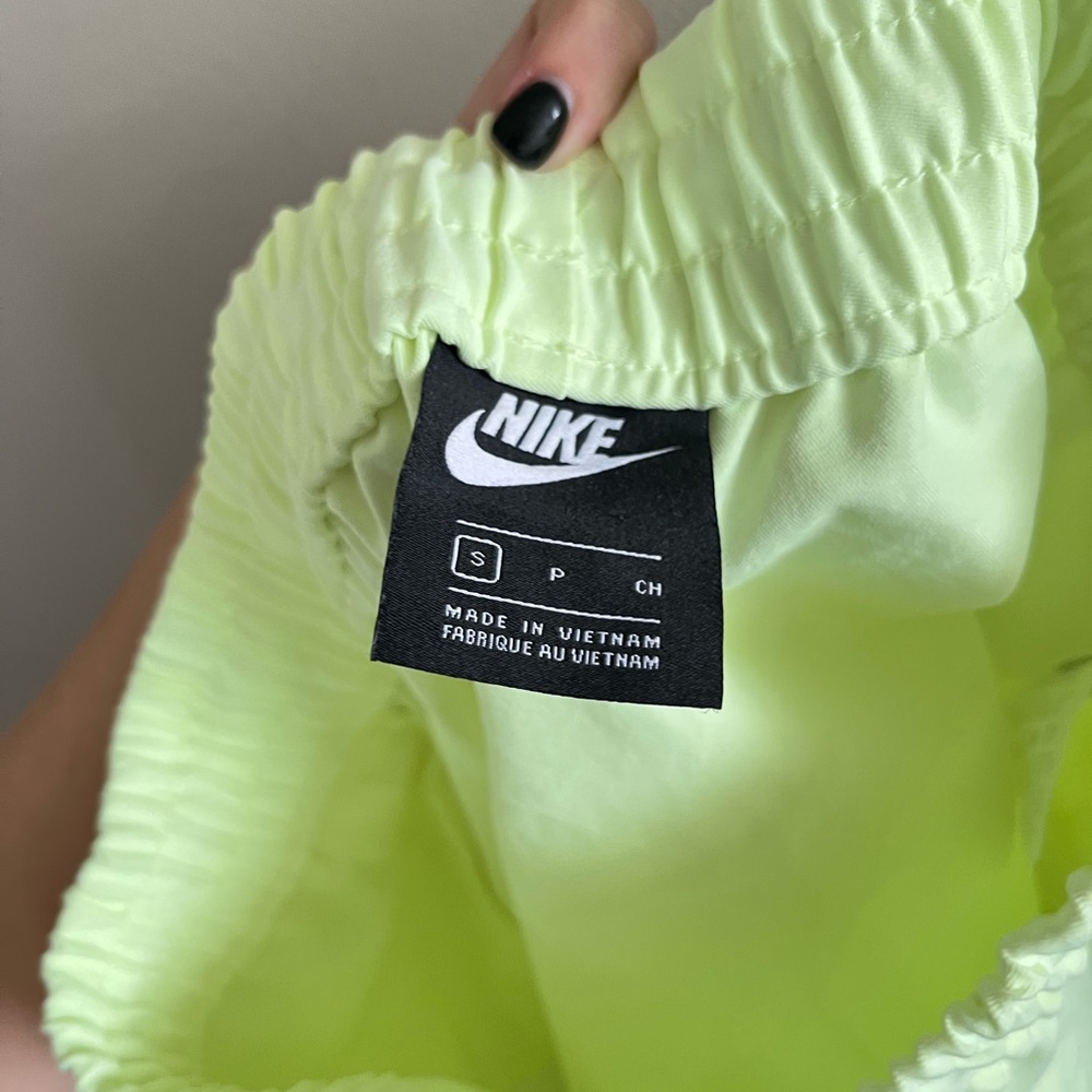 NIKE SPORTSWEAR SWOOSH CARGO WOVEN UTILITY SKIRT - BARELY VOLT - Yellow Green - Picture 10 of 10